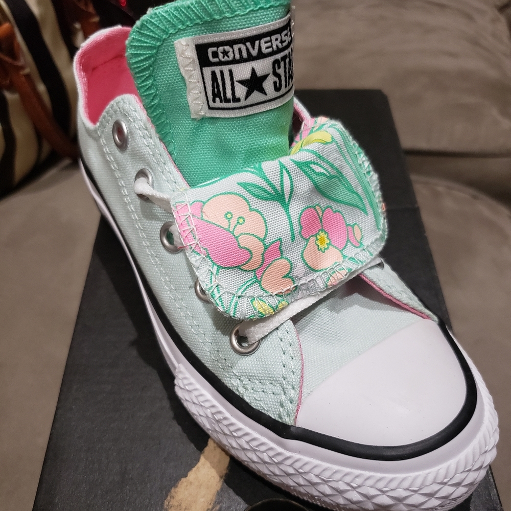 Brand NEW converse